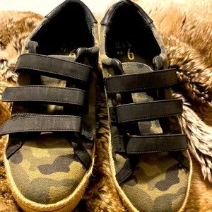Womens size 7 1/2 Mix No 6 canvas shoe.